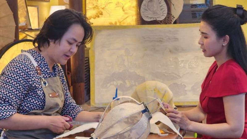 Trải nghiệm làm lồng đèn - Dán giấy dừa (4)